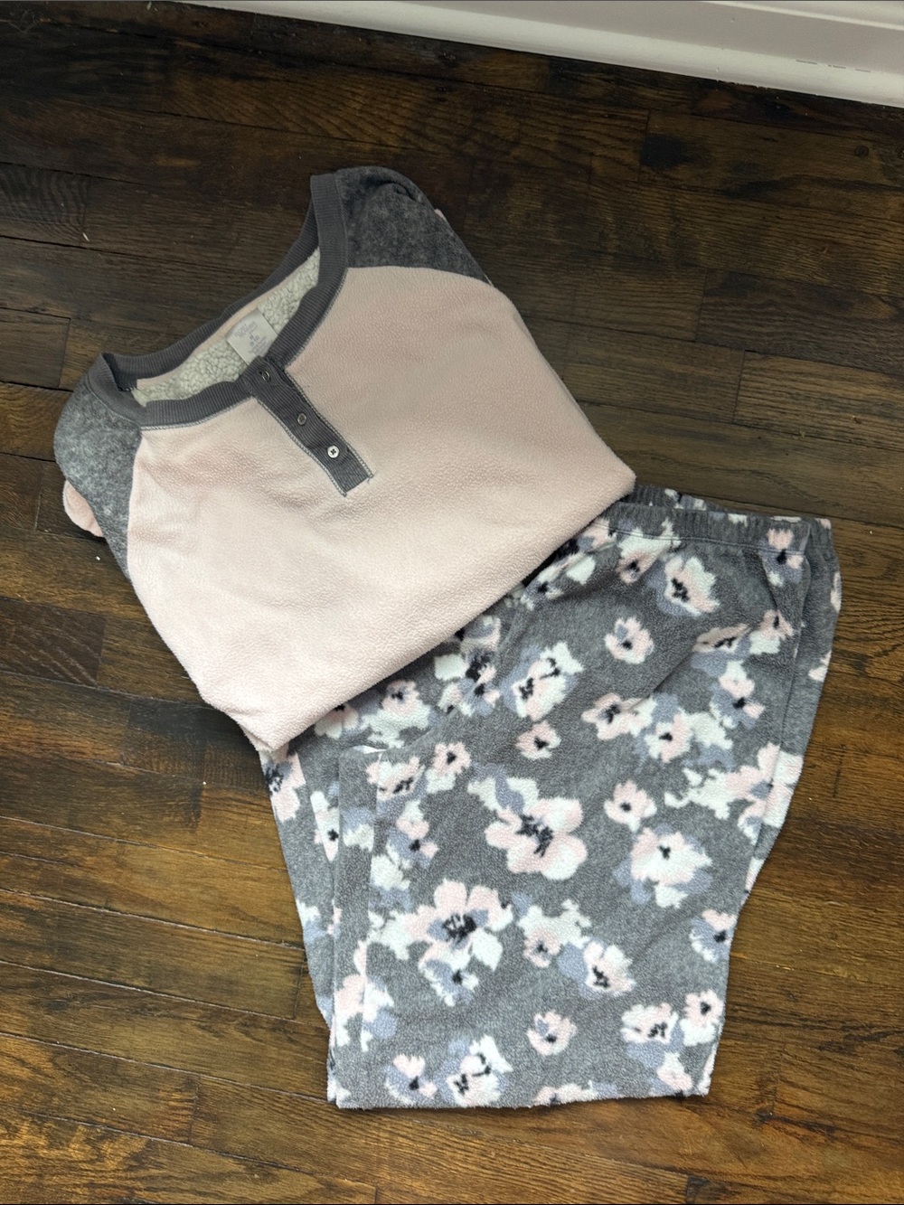 Women Soft Surroundings Gray and Pink Long Sleeve fuzzy Comfy Pajama Set PJ